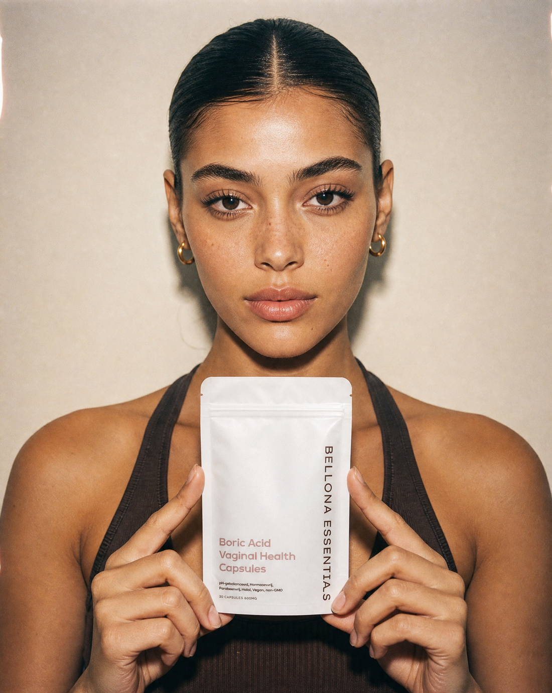 Vrouw met Bellona Essentials boorzuur capsules verpakking, blog over candida en boorzuur