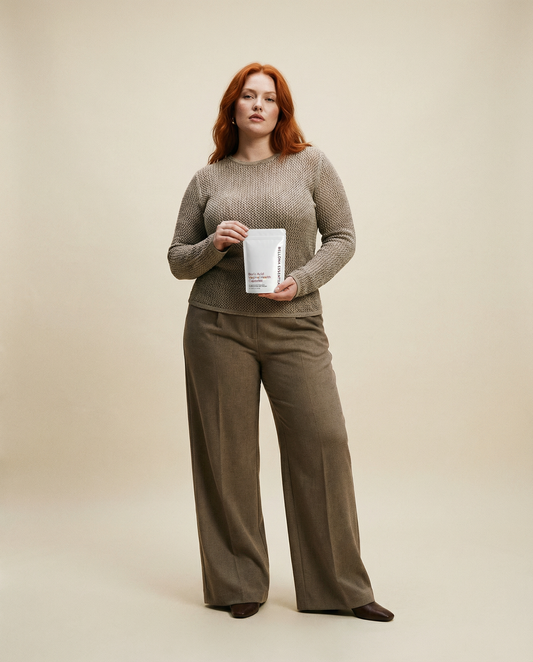 Vrouw met rood haar houdt Bellona Essentials boorzuur capsules vast, blog over ondergoed en intieme hygiëne