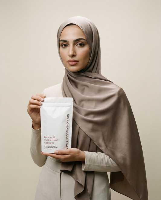 Vrouw met hoofddoek houdt Bellona Essentials boorzuur capsules vast, blog over vaginale flora herstellen na antibiotica